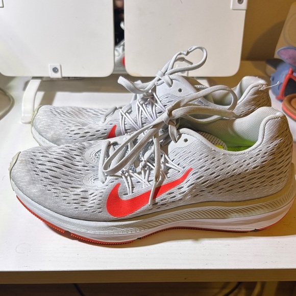 Nike Women's Gray and Red Running Shoes - Picture 4 of 6